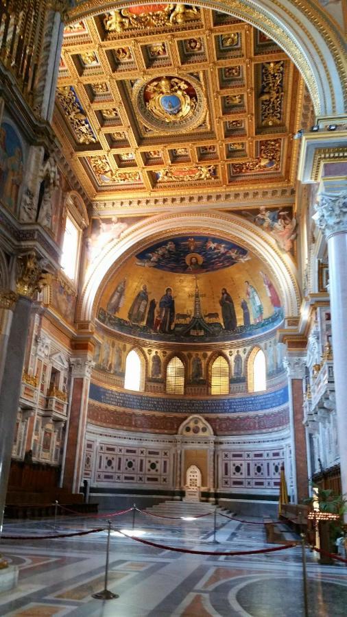 Large And Bright Amazing View Basilica San Giovanni In Laterano Rom